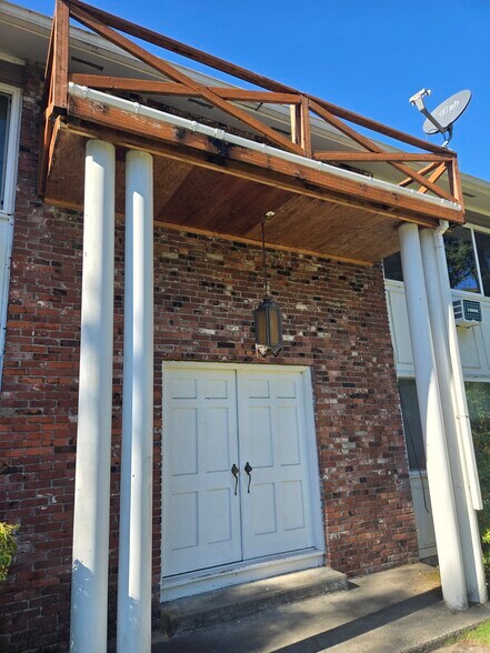Front entry - 101 Spencer Creek Rd