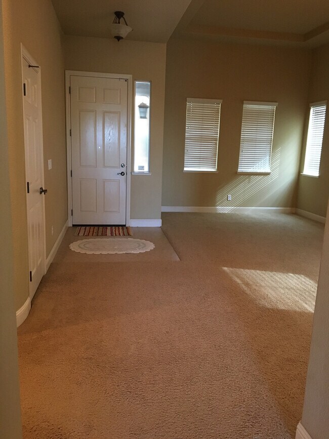 Building Photo - Gorgeous Folsom Home close to shopping,schools, and more!