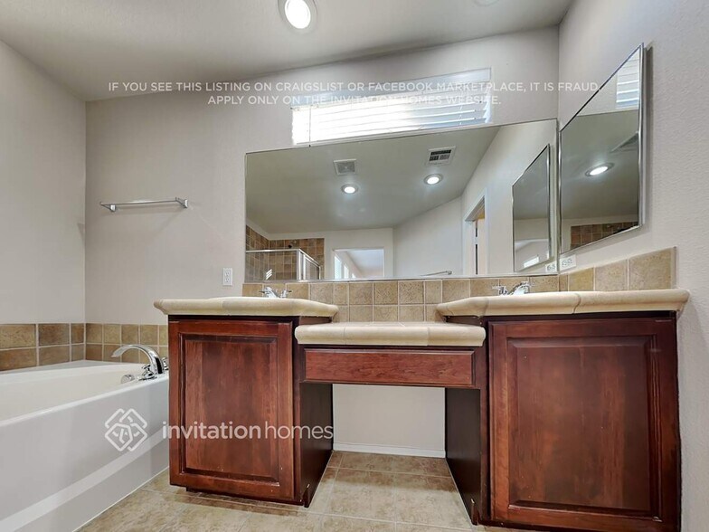 Building Photo - 10325 Adrianna Ave