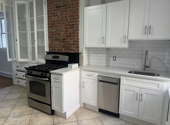 Building Photo - 492 Monmouth St