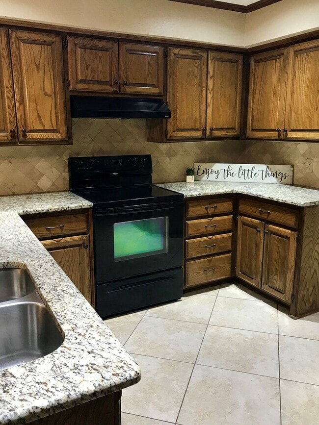 Building Photo - Beautiful Rental in Summerfield