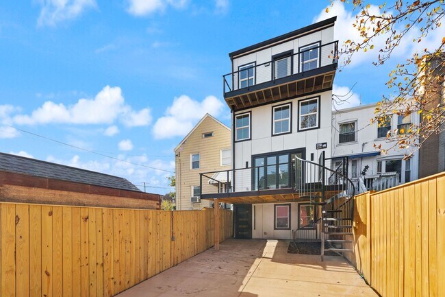 Building Photo - DC1026