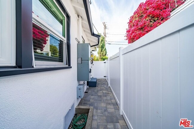 Building Photo - 1258 Mariposa St