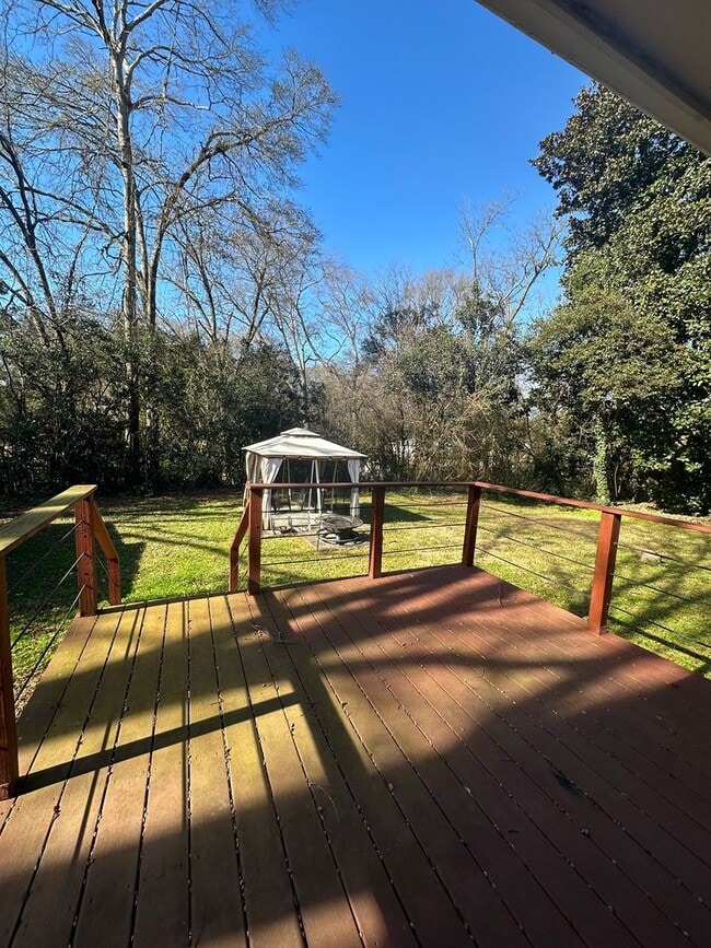 Building Photo - 3 bedroom home near Wire Park