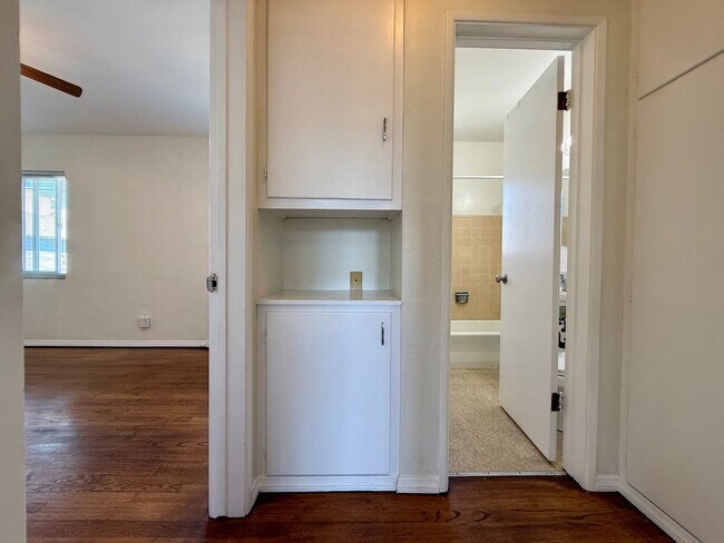 Building Photo - CORNER Upstairs Unit Within Small Gated Community! COMPLIMENTARY Shared Laundry! Spacious Floorplan!
