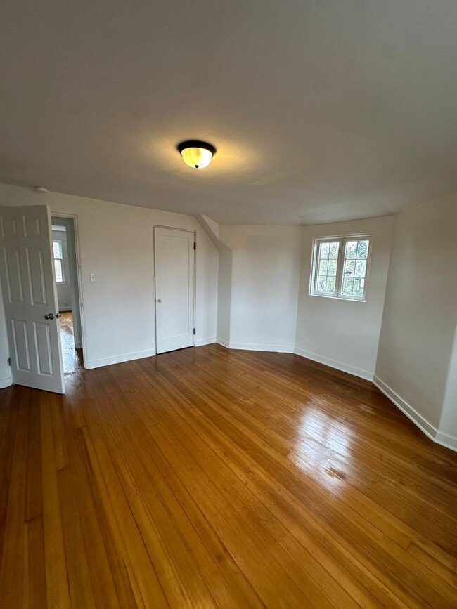 Building Photo - Downtown Remodeled Kent Home with fenced yard!