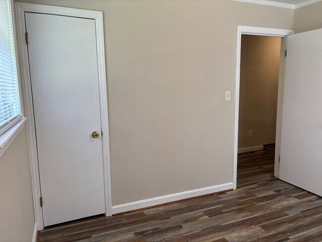 Building Photo - 3 BED, 1 BATH BRICK HOME