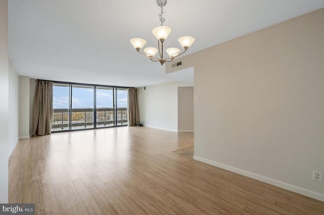 Building Photo - 3800 Fairfax Dr