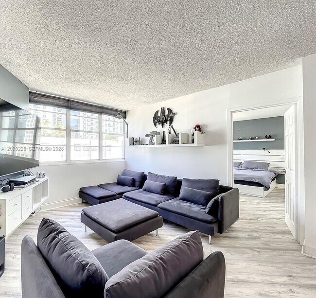 Building Photo - 999 Brickell Bay Dr