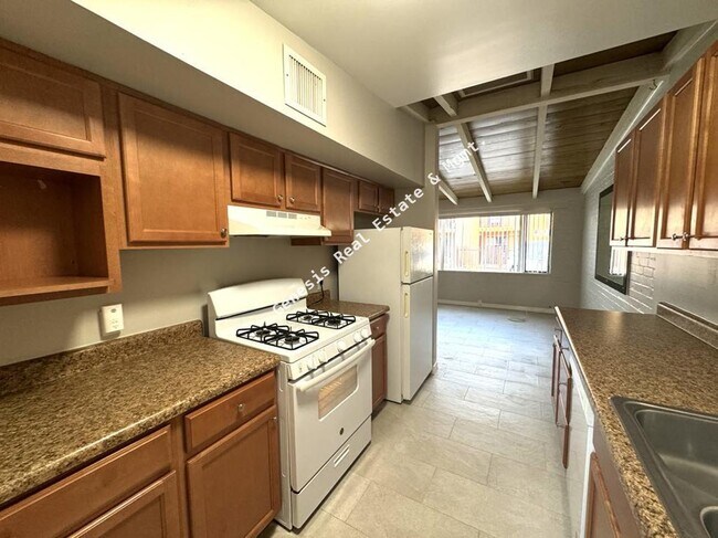 Building Photo - 1 Bedroom 1 bath with private yard! Water,...