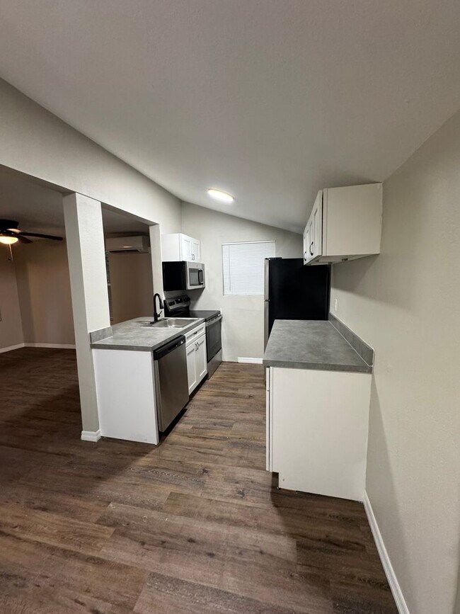 Building Photo - Renovated 2 bedroom, 2 bathroom duplex in ...