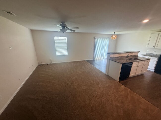Building Photo - Beautiful townhome minutes from uptown
