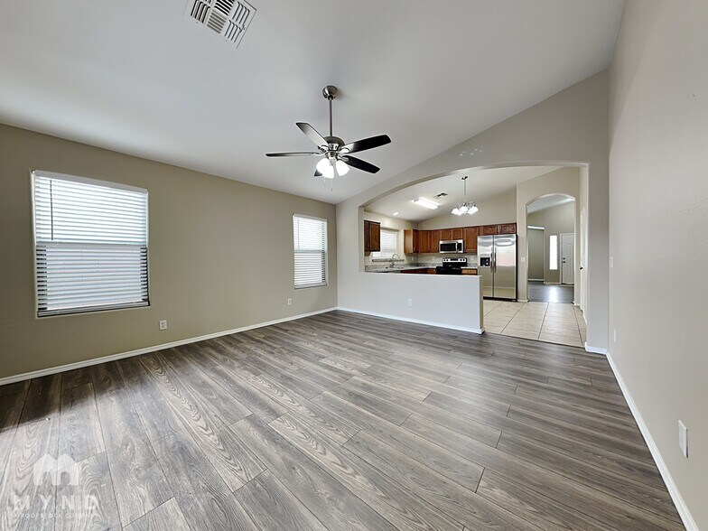 Building Photo - 1034 E Saddle Way