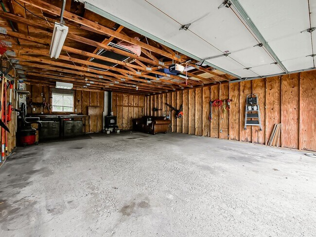 Building Photo - Welcome to this beautiful 2 bedroom, 1 bat...