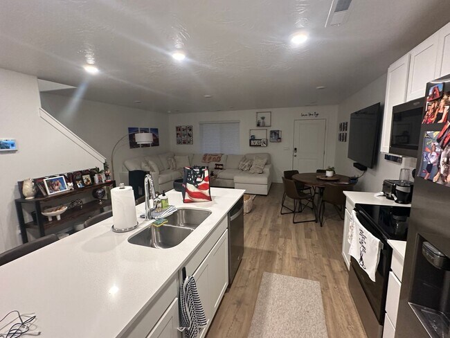 Building Photo - Townhome in Long Valley!