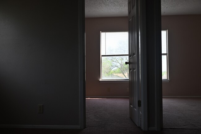 Upstairs bedrooms entry - 4031 Sunrise Bluff Dr