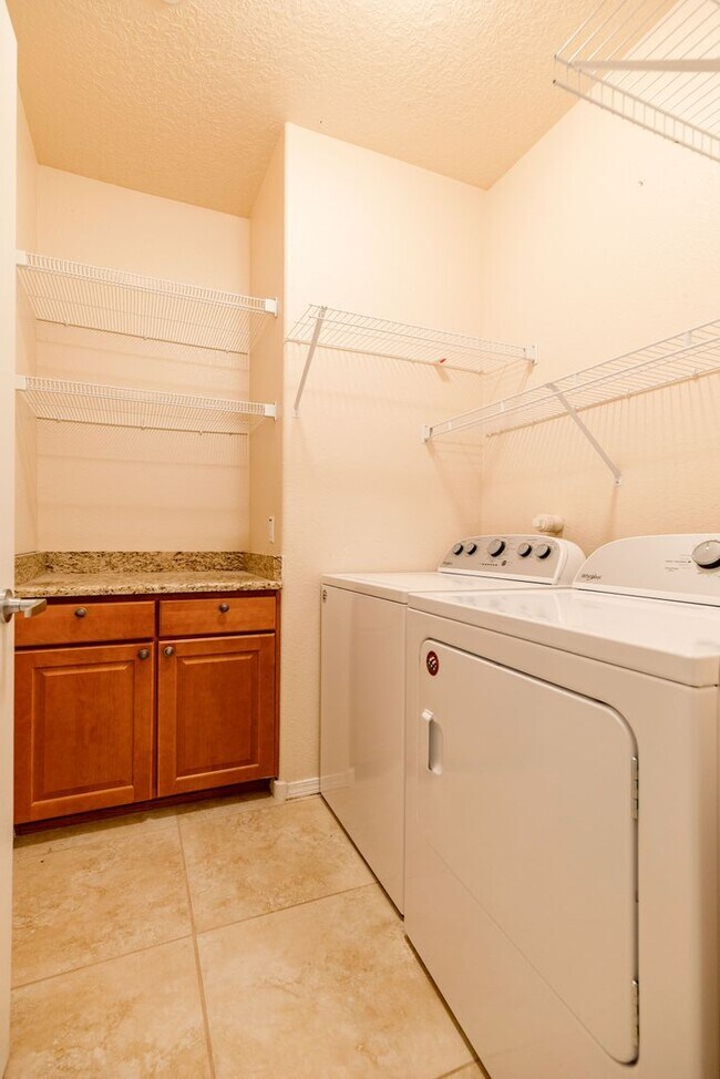 Building Photo - 2 Story 3 Bedroom Townhome Available Now!