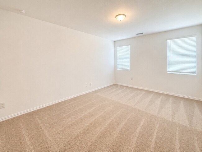 Building Photo - 715 Roanoke Dr