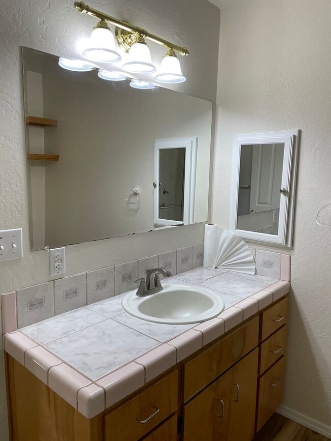 Building Photo - Very Nice 3 Bedroom 2 Bath Duplex-Located ...