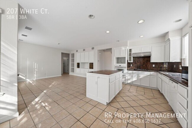 Building Photo - 207 White Ct