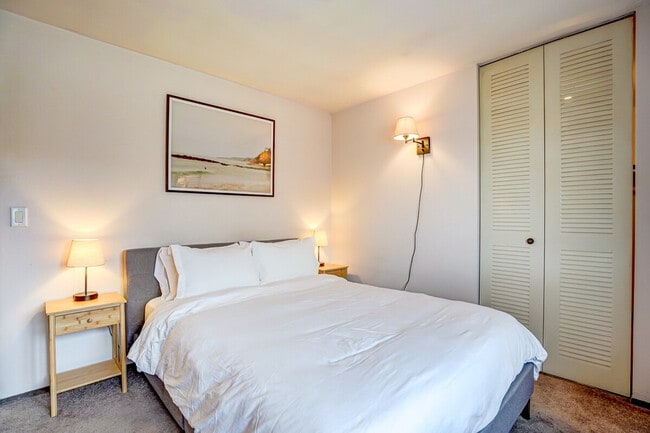 Building Photo - 2601 University Ave