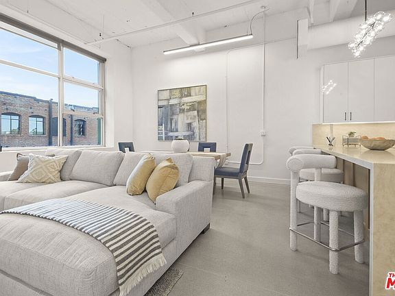 Building Photo - 1130 Flower St