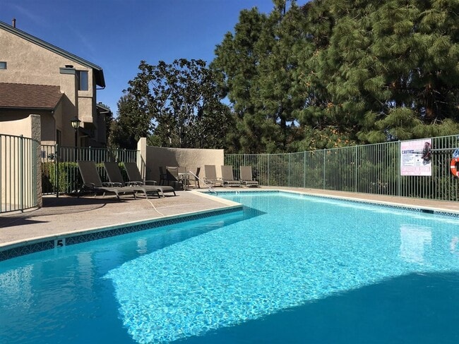 Building Photo - ***PET FRIENDLY*** 2 BED WITH DUAL PRIMARY...