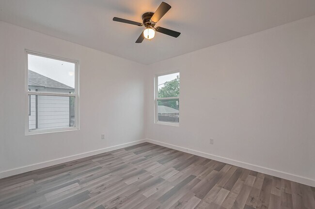 Building Photo - AFFORDABLE 4BD/2.5BA SINGLE HOUSE!