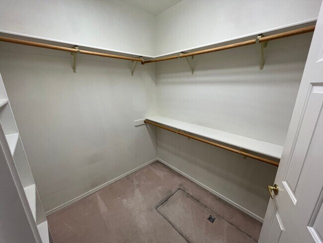 Building Photo - Clackamas Ranch 3 bedroom 2 bathroom - W/D...