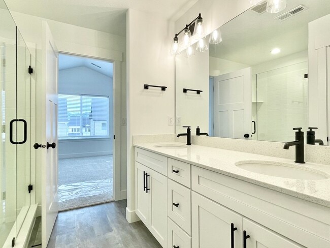 Building Photo - Gorgeous Townhome at Mountain Ridge!