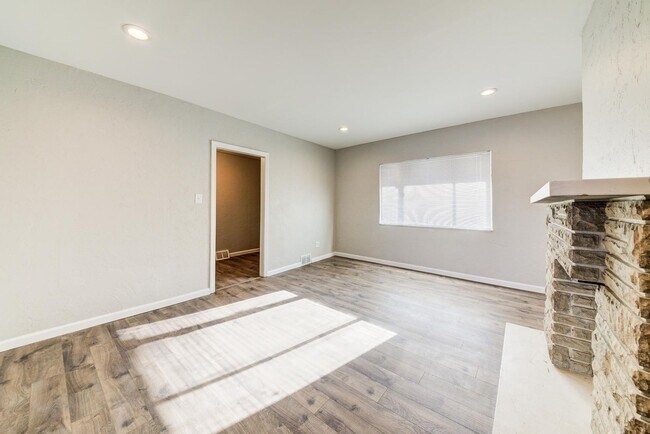 Building Photo - Stunning 3 bedroom home in Brookline available July 1!