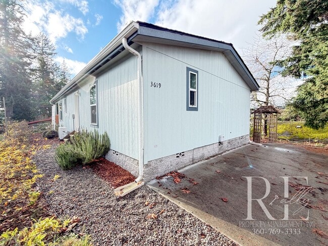 Building Photo - Home with Water Views and Covered Porch