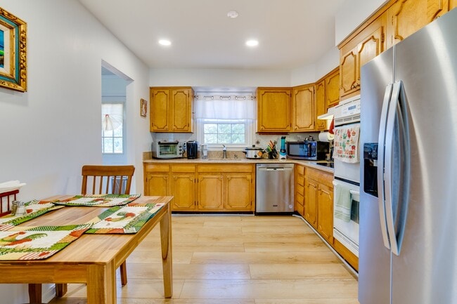 Building Photo - 9215 Cherrytree Dr