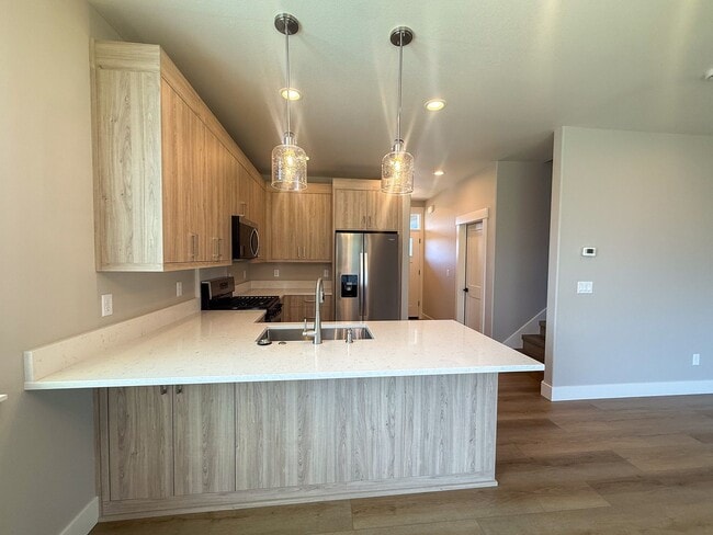 Building Photo - 634 NW Crater Lk Dr