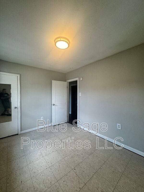Building Photo - 3207 Albemarle Ave