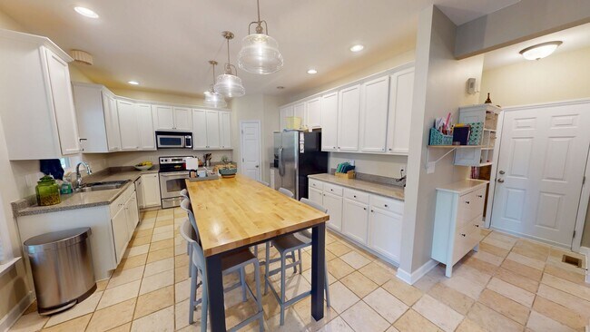 Building Photo - 5 Bedrooms with Golf Course Views in Carol...
