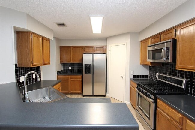 Building Photo - 15301 Ecorio Dr