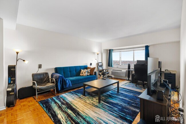 Building Photo - 110 Somerset St