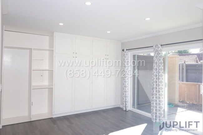 Building Photo - 3 Bedroom 2.5 Townhome A MUST SEE!!
