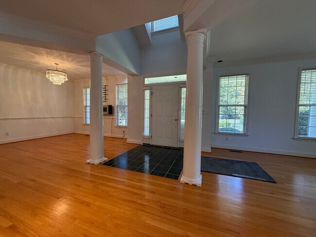 Building Photo - 935 Charter Oaks Dr