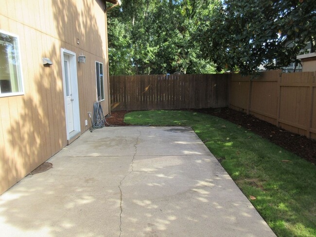 Building Photo - Large Three Bedroom Home, Landscaping Prov...