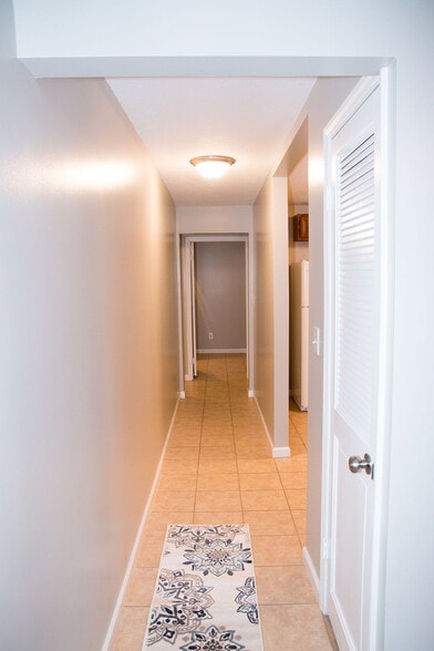 Building Photo - 809 Diamond Ct