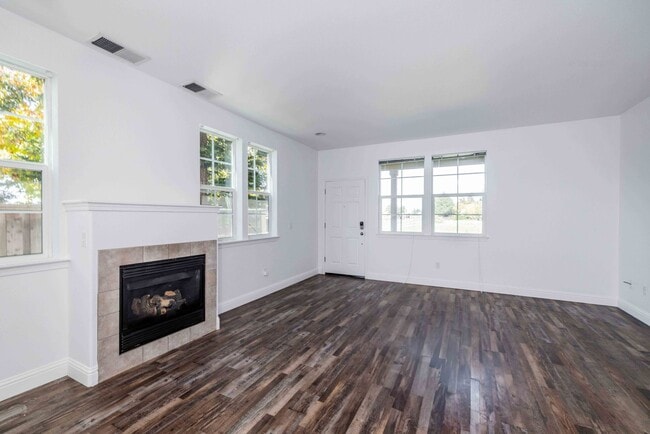 Building Photo - MOVE IN SPECIAL!!! $500 OFF FIRST MONTHS R...