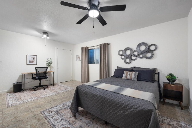 Building Photo - 334 W Horseshoe Ave