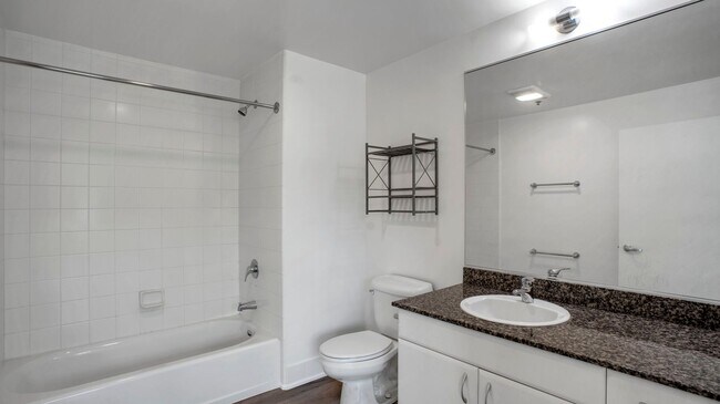 Building Photo - 250 King St