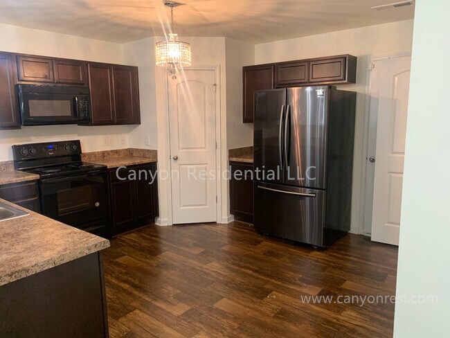 Building Photo - Recently Renovated!!Beautiful 4BR home.