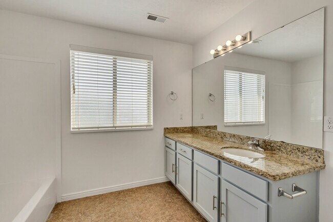 Building Photo - 8637 Goldenrain Cir