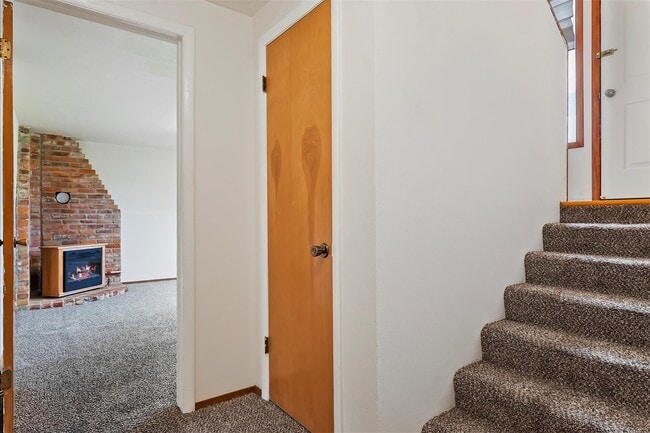 Building Photo - 6190 N Shandee Dr