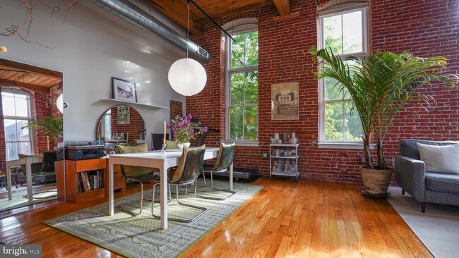 Primary Photo - 2551 Trenton Ave