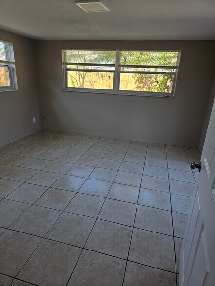 Building Photo - 4911 Lake Ridge Ln